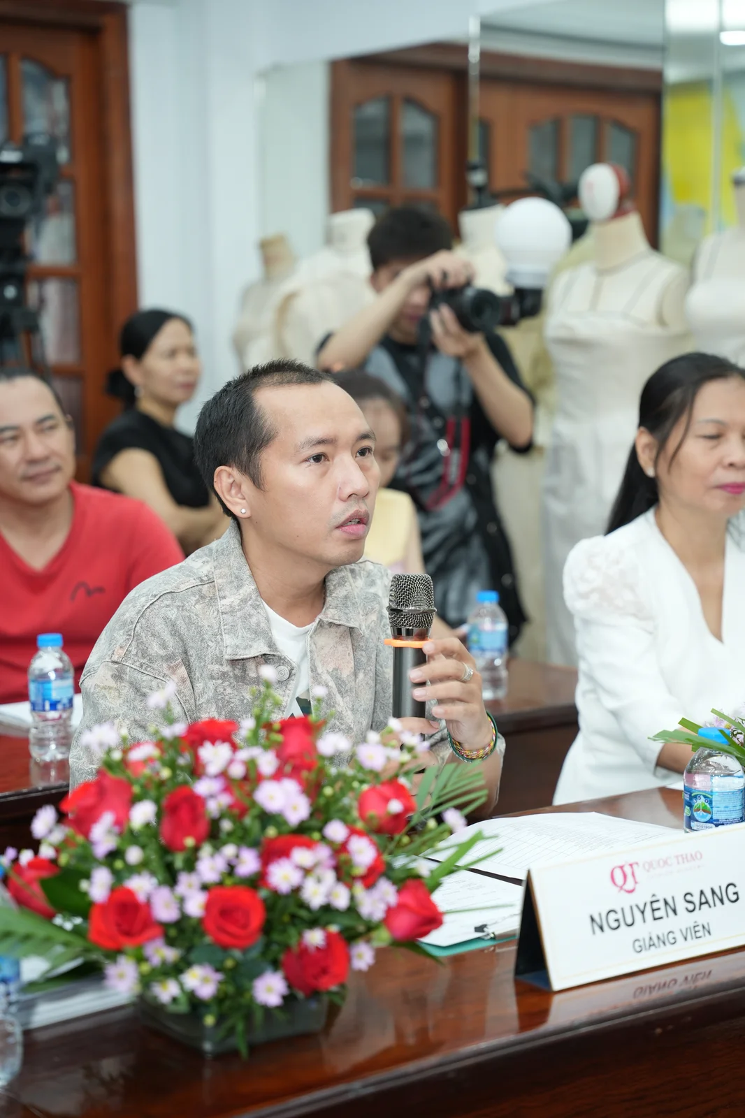 Thầy Nguyên Sang đóng góp ý kiến chuyên môn thực tế cho học viên