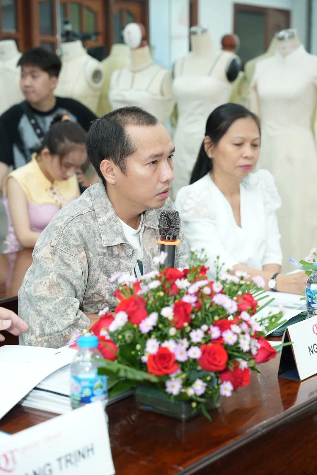 Giảng viên Nguyễn Sang và cô Tô Thị Kim Loan theo dõi phần thi