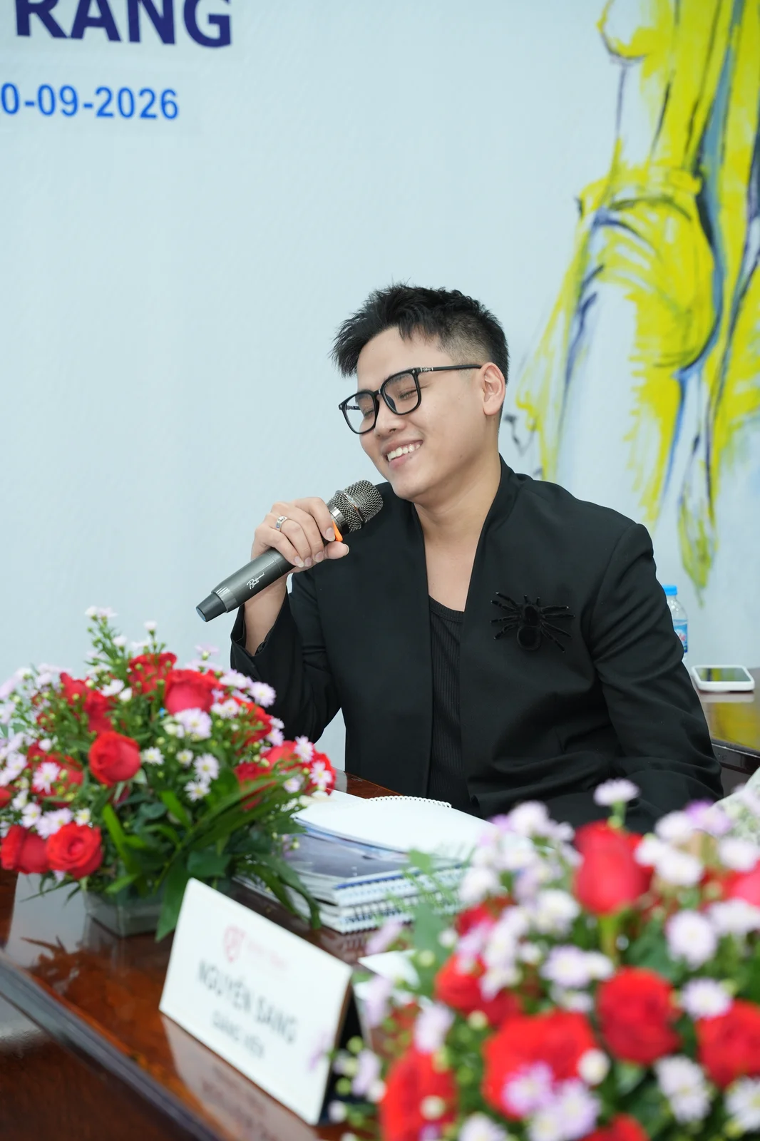 Nụ cười rạng rỡ của NTK Khang Trịnh trước sự sáng tạo của các học viên